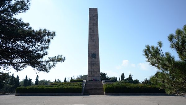 Стела на территории парка Обелиск памяти в Севастополе