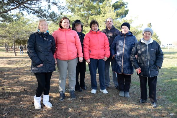 Активисты, жители Фиолента, выступающие за прекращение стройки на территории парка Обелиска памяти в Севастополе