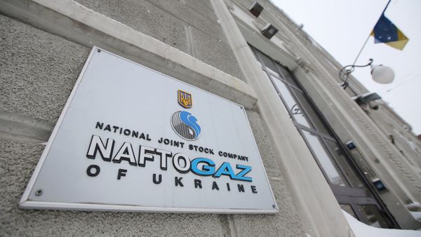 Вывеска на здании нефтегазовой компании Нафтогаз Украины в Киеве.