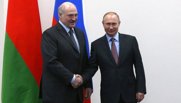 Президент РФ Владимир Путин и президент Белоруссии Александр Лукашенко (слева). Архивное фото