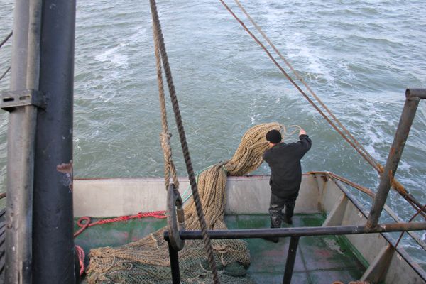 Моряк сейнера Такиль забрасывает трал в Азовское море