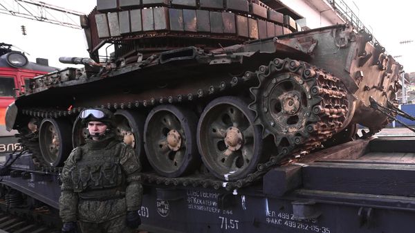 Военнослужащий у эшелона передвижной военно-патриотической акции Сирийский перелом