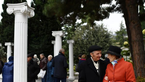 Отдыхающие в парке Айвазовского в поселке Партенит в Крыму