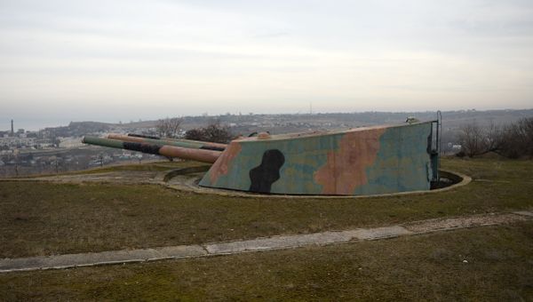 Восстановленные после войны башни береговой батареи №30. В отличие от оригинальных башен, которые комплектовались двумя стволами, новые располагали тремя стволами