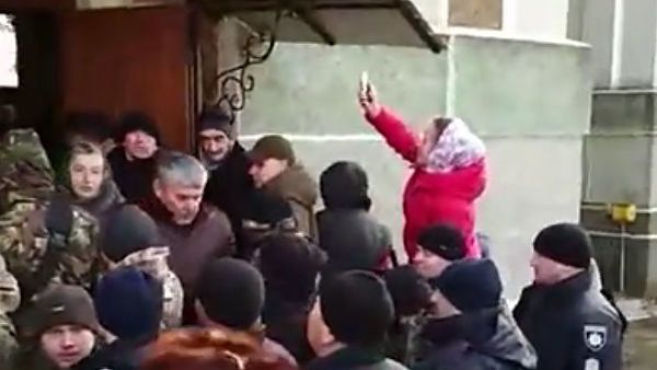 Скриншот видео, где радикалы экстримистского движения Правый сектор (запрещено в РФ) и сторонники новой церкви Украины захватили храм в Тернопольской области. 4 марта 2019
