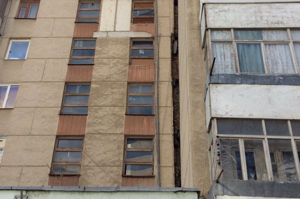 Заместитель председателя комитета ГС РК по строительству и ЖКХ Валерий Аксенов посетил с проверкой дома №1а по улице Мате Залки в Симферополе