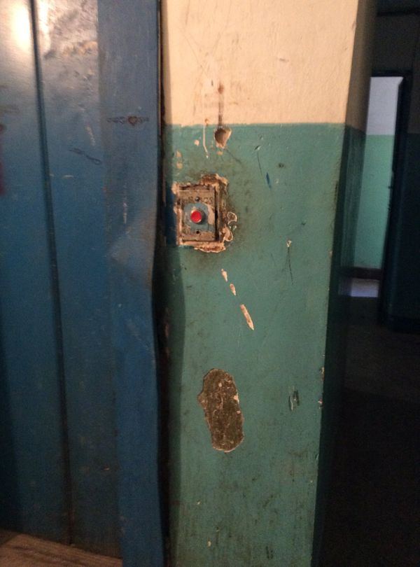 Заместитель председателя комитета ГС РК по строительству и ЖКХ Валерий Аксенов посетил с проверкой дома №1а по улице Мате Залки в Симферополе
