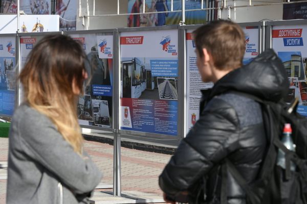 Тематическая стационарная информационная фотовыставка, приуроченная к пятилетию Крымской весны на площади им. Ленина в Симферополе
