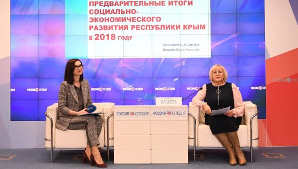 Пресс-конференция руководителя Управления Федеральной службы государственной статистики по Республике Крым и Севастополю Ольги Балдиной (справа)