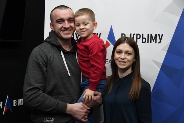 Юный рекордсмен из Евпатории Матвей Потехин с родителями в студии радио Спутник в Крыму