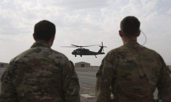 Американский вертолет UH-60 Black Hawk во время взлета с авиабазы в Кандагаре