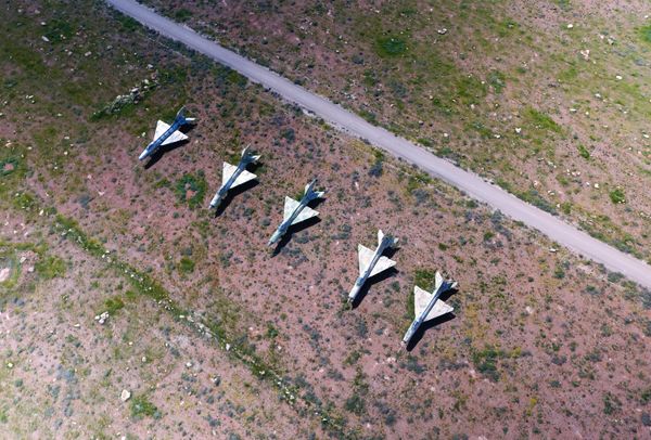 Сирийские самолеты на территории авиабазы в Сирии, которая подверглась ракетному удару США