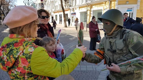 Вежливые люди в центре Симферополя поздравили женщин