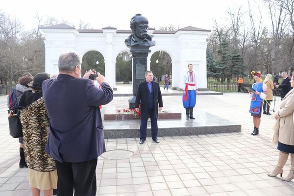 В Симферополе отметили 205-летие со дня рождения Тараса Шевченко В Симферополе отметили 205-летие со дня рождения Тараса Шевченко