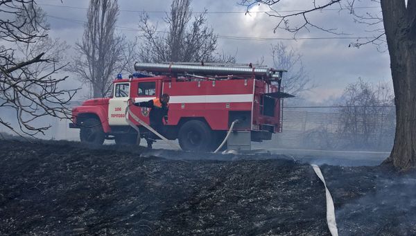Сотрудник МЧС на ликвидации возгорания травы Сотрудник МЧС на ликвидации возгорания травы