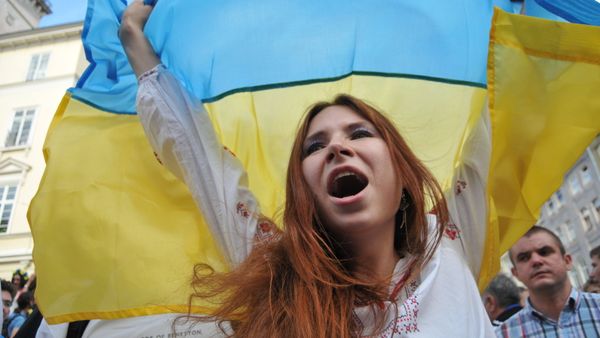 Девушка с украинским флагом 