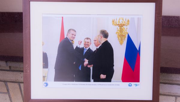 В Российском центре науки и культуры в Ереване открылась фотовыставка Крымская весна. Пять лет в родной гавани В Российском центре науки и культуры в Ереване открылась фотовыставка Крымская весна. Пять лет в родной гавани