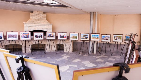 В Российском центре науки и культуры в Ереване открылась фотовыставка Крымская весна. Пять лет в родной гавани В Российском центре науки и культуры в Ереване открылась фотовыставка Крымская весна. Пять лет в родной гавани