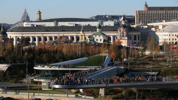 Отдыхающие на Парящем мосту в парке Зарядье в Москве. Архивное фото