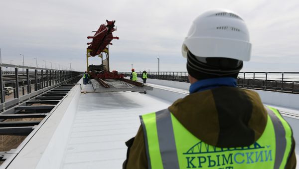 Укладка рельсовых звеньев на железнодорожной части Крымского моста Укладка рельсовых звеньев на железнодорожной части Крымского моста