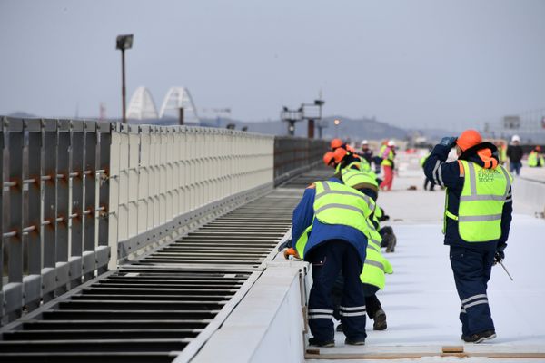 Укладка рельсовых звеньев на железнодорожной части Крымского моста Укладка рельсовых звеньев на железнодорожной части Крымского моста