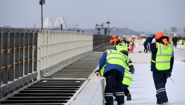 Укладка рельсовых звеньев на железнодорожной части Крымского моста Укладка рельсовых звеньев на железнодорожной части Крымского моста