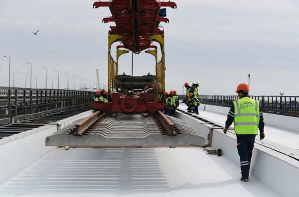 Укладка рельсовых звеньев на железнодорожной части Крымского моста Укладка рельсовых звеньев на железнодорожной части Крымского моста