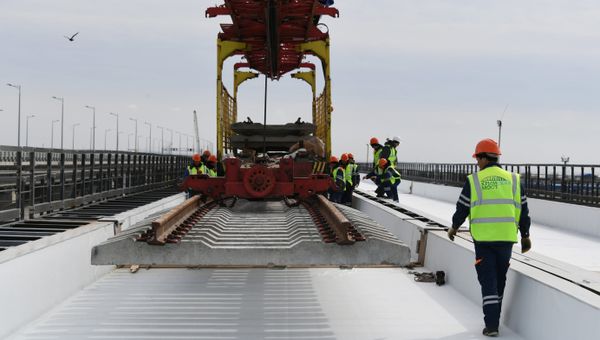 Укладка рельсовых звеньев на железнодорожной части Крымского моста Укладка рельсовых звеньев на железнодорожной части Крымского моста