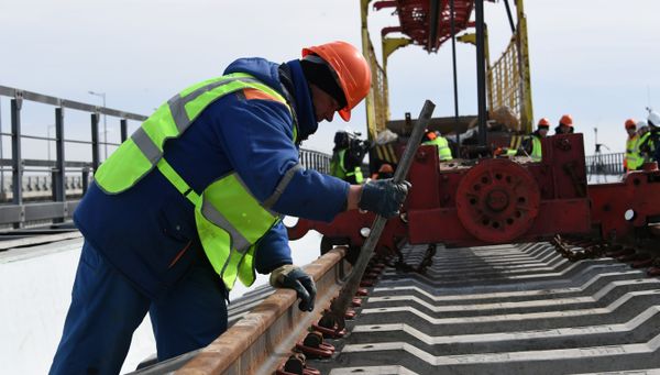 Укладка рельсовых звеньев на железнодорожной части Крымского моста Укладка рельсовых звеньев на железнодорожной части Крымского моста