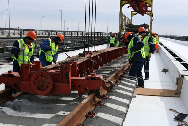 Укладка рельсовых звеньев на железнодорожной части Крымского моста Укладка рельсовых звеньев на железнодорожной части Крымского моста
