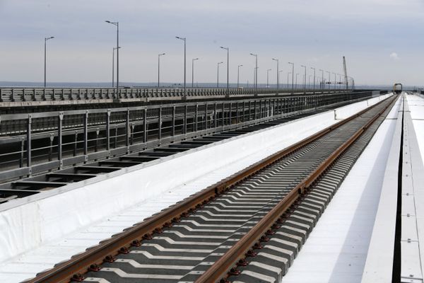 Строительство железнодорожной части Крымского моста Строительство железнодорожной части Крымского моста