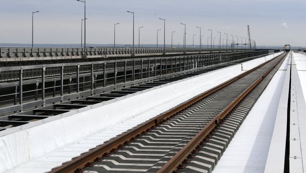 Строительство железнодорожной части Крымского моста Строительство железнодорожной части Крымского моста