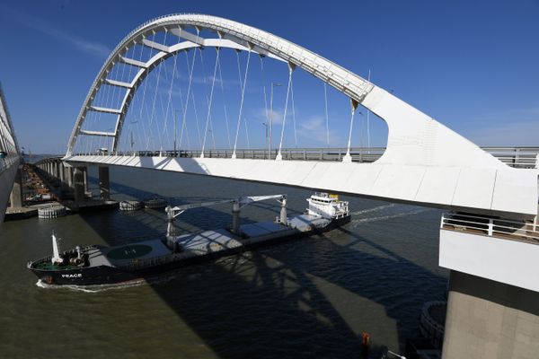 Проход судна под арками Крымского моста Проход судна под арками Крымского моста