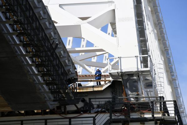 Строитель на железнодорожной арке Крымского моста Строитель на железнодорожной арке Крымского моста