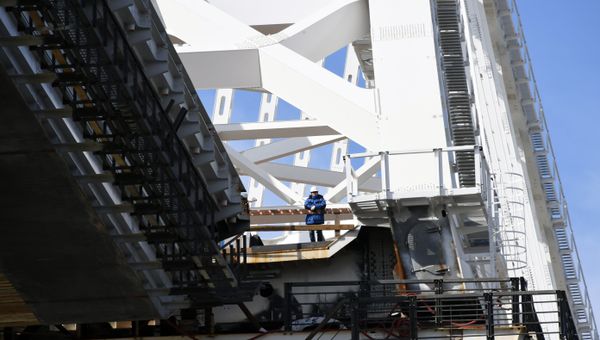 Строитель на железнодорожной арке Крымского моста Строитель на железнодорожной арке Крымского моста