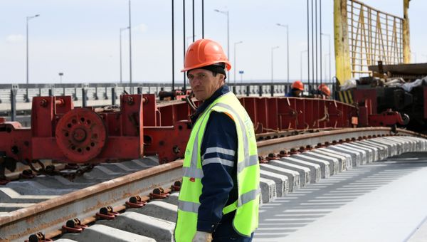 Строитель моста через Керченский пролив Строитель моста через Керченский пролив
