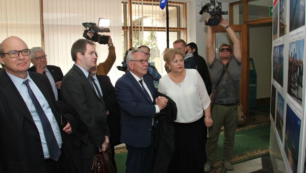 Фотохроника крымского прорыва: французские политики посетили выставку в Госсовете РК