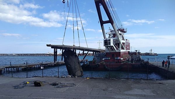 Демонтаж аварийного причала на набережной Ялты