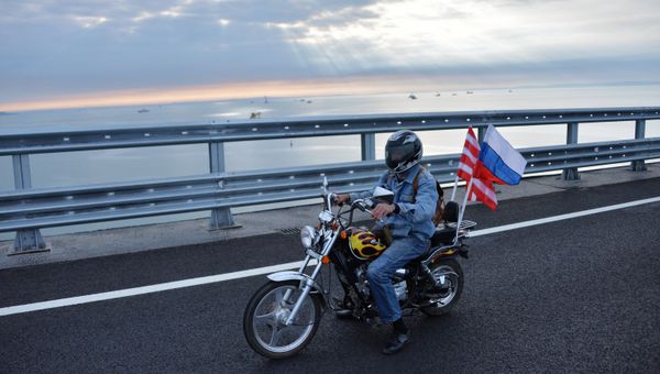 Начало автомобильного движения по Крымскому мосту