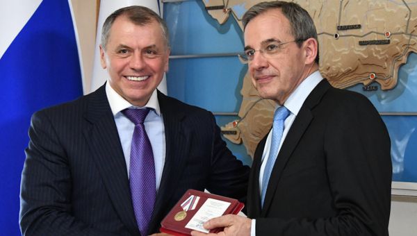 Председатель Госсовета Республики Крым Владимир Константинов (слева) вручает депутату Национального собрания Франции Тьерри Мариани медаль за позицию по признанию Крыма неотъемлемой частью РФ