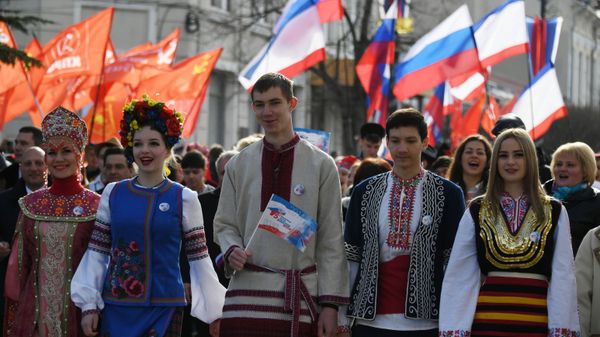 Праздничное шествие, посвященное 5-й годовщине Общекрымского референдума 2014 года и воссоединения Крыма с Россией, на одной из улиц в Симферополе