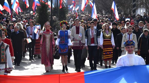 Праздничное шествие, посвященное 5-й годовщине Общекрымского референдума 2014 года и воссоединения Крыма с Россией, на одной из улиц в Симферополе