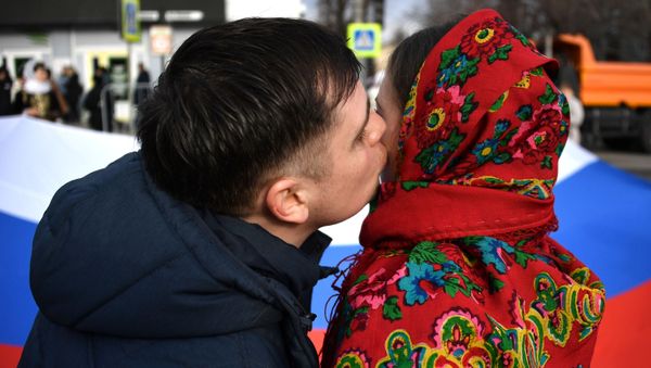 Участники праздничного шествия, посвященного 5-й годовщине Общекрымского референдума 2014 года и воссоединения Крыма с Россией, на одной из улиц в Симферополе