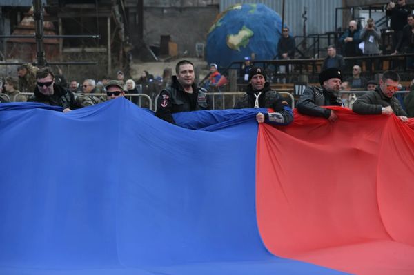  В Севастополе на горе Гасфорта развернули большой флаг России в рамках празднования годовщины Крымской весны 