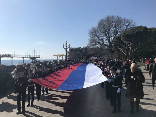 Участники шествия в Ялте в рамках празднования годовщины Крымской весны. 16 марта 2019 