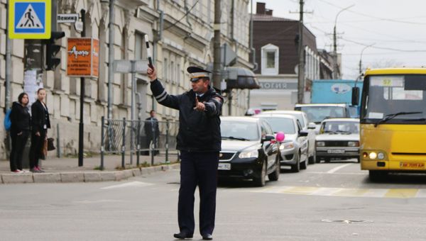 Регулировщик на одном из перекрестков в Симферополе Регулировщик на одном из перекрестков в Симферополе