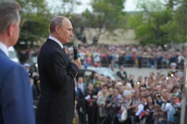 Президент России Владимир Путин на праздничном концерте в честь 69-й годовщины Победы в Великой Отечественной войне и 70-летия освобождения Севастополя