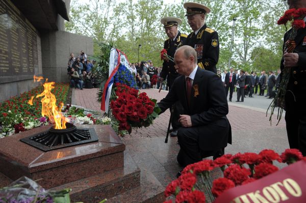Президент России Владимир Путин возлагает цветы к мемориалу защитникам Севастополя 1941–1942 годов. 9 мая 2014