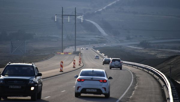 Автомобильное движение на участке трассы Таврида в Крыму