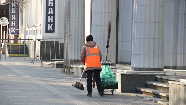 Коммунальщики убирают центральные улицы Симферополя